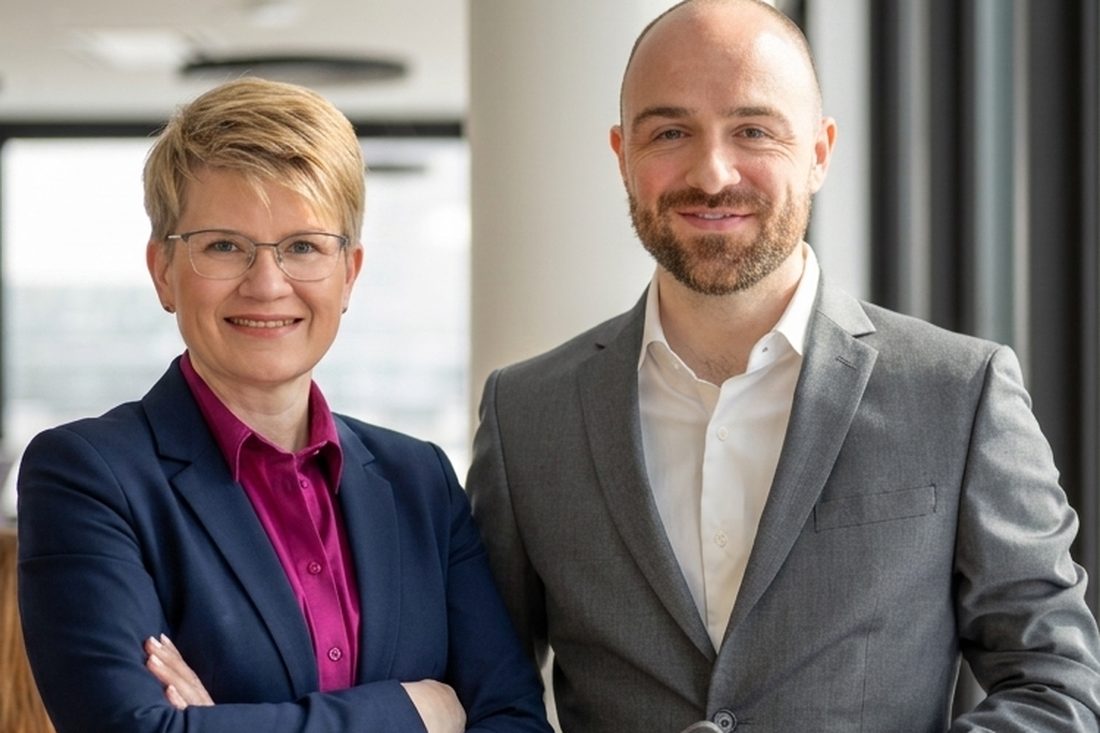 Elena Ziegler und Steven Strehl im Seminarraum, KI-generiertes Bild